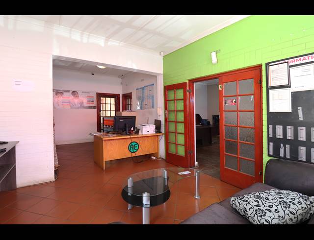 1,487M² BUSINESS FOR SALE IN BRAMLEY